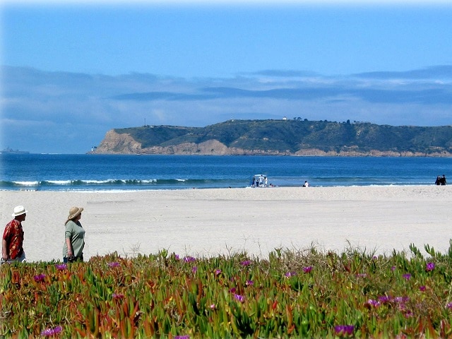 Bãi biển Coronado thơ mộng hấp dẫn khách du lịch