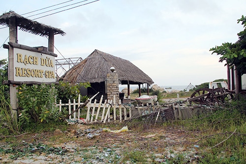 Khu resort Rạch Dừa bị bỏ hoang gần 10 năm nay. Ảnh: Phước Tuấn