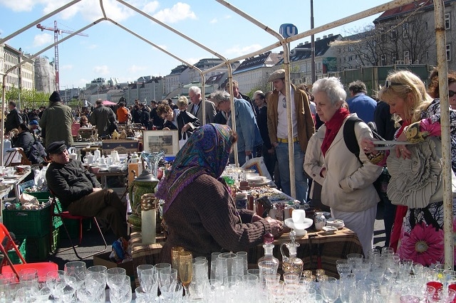 Vào mỗi ngày thứ bảy cuối tuần chợ càng nhộn nhịp hơn khi có phiên chợ ngoài trời bán đủ thứ hàng hóa