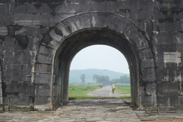 Những phiến đá to được xếp chồng lên nhau mà không cần chất kết dính nào