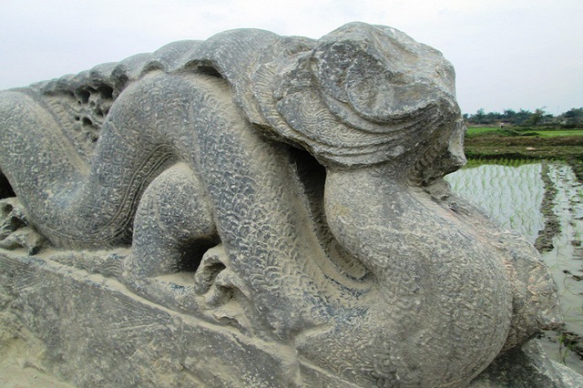 Rồng đá mất đầu ở di tích thành nhà Hồ